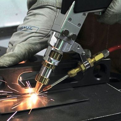 Die Arbeit mit dem Handlaser erfordert Fingerspitzengefühl. (Bild: Fraunhofer IPK / Raphael Marquardt)