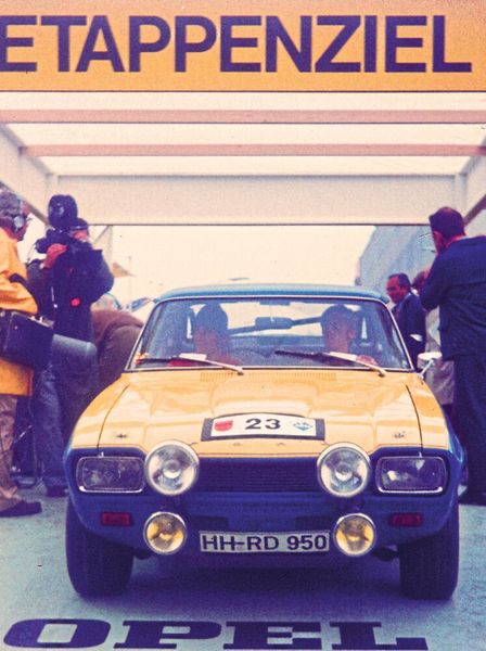 Walter Röhrl mit seinem Beifahrer Hannes Rothfuss bei der ersten und einzigen Übernachtungspause in Rüsselsheim 1972. (Bild: Mester)