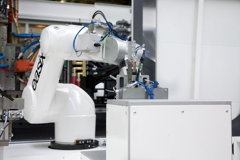 Für das Handling der Filter und Fertigteile ist ein Engel easix Mehrachsroboter in die Fertigungszelle integriert. (Bild: Engel)