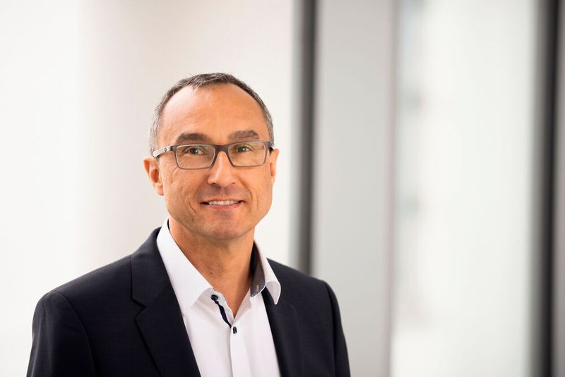 „Durch die verschiedenen, individuell einstellbaren Parameter eröffnen sich ganz neue Möglichkeiten hinsichtlich Bauteildesign und effizienter sowie CO2-reduzierter Prozessgestaltung“, sagt Dr. Karl Blitzer, Leiter Produktmanagement Delo. (Delo)