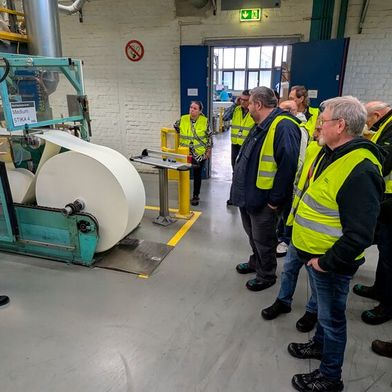 Christine Kreupaintner, Specialist Visitor Support, führte die Teilnehmer der „Backstage bei...“-Teilnehmer durch das Mann+Hummel-Werk in Marklkofen und fütterte sie mit jeder Menge interessanter Informationen in Sachen Herstellung von Filtern. (Bild: Dominsky – VCG)