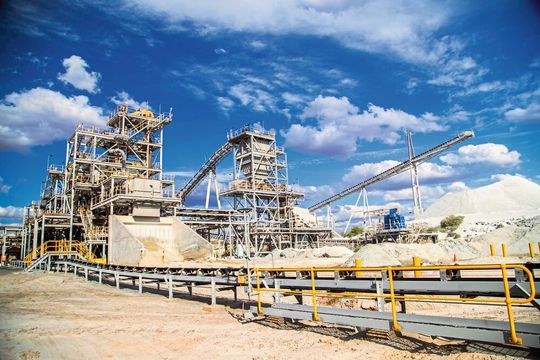 Die Anlage, die auf dem Gelände des Pilgangoora-Projekts entsteht, wird die weltweit größte Sortieranlage für Lithium-Erz sein. Die Anlage, die auf dem Gelände des Pilgangoora-Projekts entsteht, wird die weltweit größte Sortieranlage für Lithium-Erz sein.