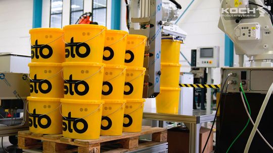 Präzise gestapelt, exakt positioniert: Der Palettierroboter setzt die 18-Liter-STO-Eimer in sauberen Dreier-Stapeln auf die Europalette – mit einer Taktzeit von nur noch vier Sekunden pro Gebindegruppe.(Bild:  Koch Robotersysteme)