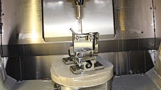 Bild 1: Der Muskelspreizer wird auf dem Fünf-Achs-Bearbeitungszentrum aus dem Vollen gefräst. Die Bearbeitungszeit für eine Bauteilhälfte beträgt 30 min. (Bild: Kroh)