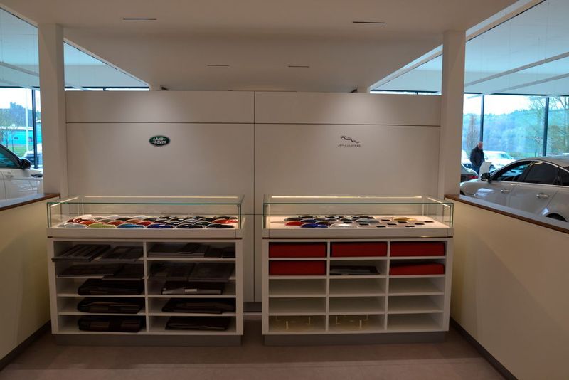 Hier können die Kunden Lack- und Ledermuster in Augenschein nehmen. (Mauritz / »kfz-betrieb«)