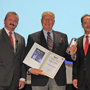 Die Expertenjury vergab 2011 den neuen Intec-Exzellenz-Preis an die Niles-Simmons Industrieanlagen GmbH. Firmenchef Prof. Dr. Hans J. Naumann (Mitte) nahm die Auszeichnung entgegen. 