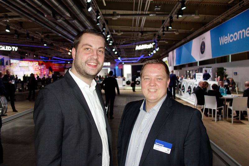 (l.) Christoph Klaar und Claus Quasdorf, Samsung, tanzen sich bis Ende März durch alle Roadshows. (Bild: IT-BUSINESS)