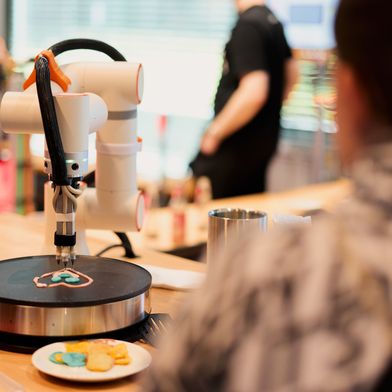 Studenten vom Campus Gütersloh haben einen Pancake-Roboter gebaut, der selbstgezeichnete Formen zu individuellen, farbigen Pancakes drucken kann. (Bild: P. Pollmeier/HSBI)