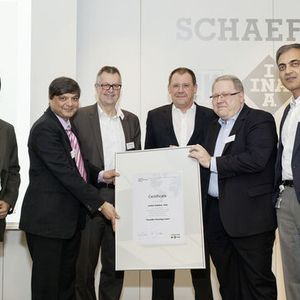 Robert Schullan, Mitglied des Vorstands/CEO Industrie (3. v. l.), Uwe Hartmann, Member of the Region Management Board Europe, Middle East, Africa and India (4. v. l.) und Karlheinz Lindner, Leiter Schaeffler Technology Center (2. v. r.), überreichten das Zertifikat an die Vertreter von Schaeffler Indien, von links: Sarabjit Singh, Leiter Vertrieb und Marketing Industrie, Rajendra Anandpara, President Industrial, und Dharmesh Arora, CEO Schaeffler Indien.
