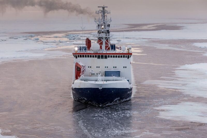 Polarstern in der Arktis. (Alfred-Wegener-Institut / Mario Hoppman)