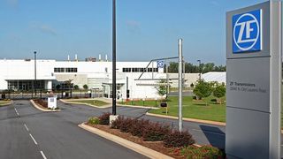 Automatgetriebe für Nordamerika: In den Aufbau des neuen Produktionsstandorts Gray Court, South Carolina, hat ZF bis zur Eröffnung am 26. Juli 2013 rund 300 Millionen Euro investiert. (Foto: ZF)