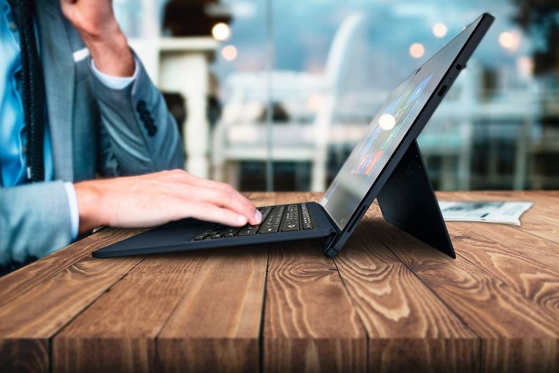 Als Zusatzoption bietet das Dynabook Portégé X30T-E ein leichtes Travel-Keyboard an, das mit einer zusätzlichen Magnetleiste auch steiler gestellt werden kann, wie hier zu sehen ist. (Dynabook)