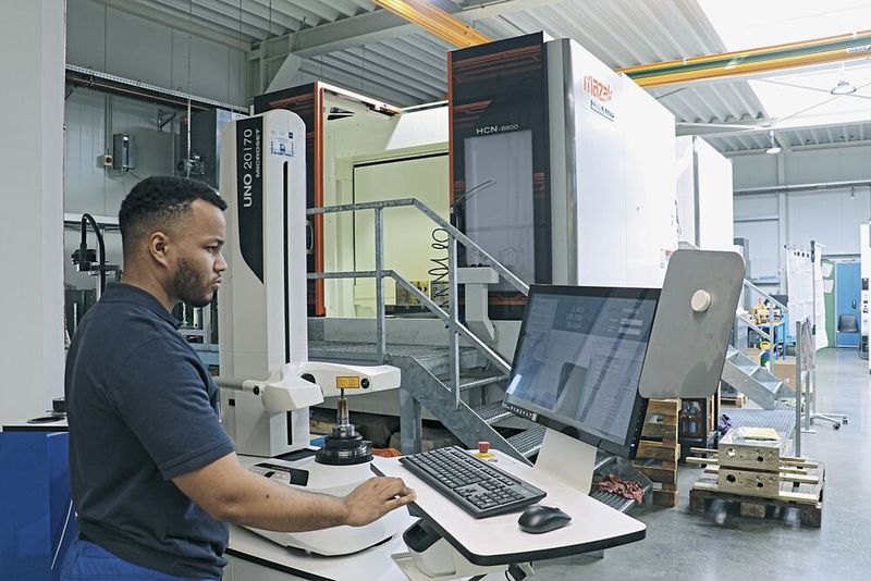 Leo Lühmann, Zerspanungsmechaniker bei Schünemann, ist von den Vorteilen einer Werkzeugvermessung ausserhalb der Fräsmaschine überzeugt: «Das geht wesentlich schneller und ist viel effizienter als mit der Messeinrichtung auf der Maschine. Zudem kann die Maschine während dieser Zeit ihre eigentliche Aufgabe erledigen – nämlich zerspanen.»  (Bild: Haimer)