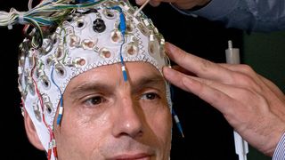 Über Elektroden am Kopf werden die Hirnströme gemessen und in Steuersignale für den Computer umgewandelt. (TU Berlin, Ulrich Dahl)