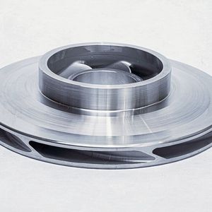 Die ursprüngliche Fertigung der komplexen Schaufelräder dauerte wegen der Anfertigung von Gussformen bis zu 25 Wochen. Die additive Fertigung auf der Lasertec 65 3D hybrid reduziert den Prozess auf unter eine Woche.