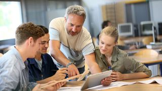 In diesem Jahr sind 600 Lehrer-Stellen an den 505 öffentlichen Schulen im Nordosten zu besetzen (© goodluz - stock.adobe.com)