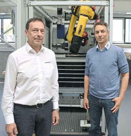 Protagonisten der Technologiepartnerschaft von Gressel und Spinner Automation: Andreas Brunhofer (links) und Dominik Jauch.(Bild:  Gressel)