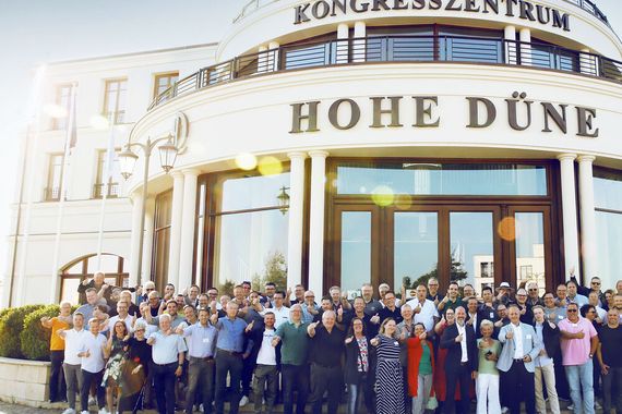 Gruppenbild bei strahlendem Sonnenschein im Kongresszentrum Hohe Düne (Bild: Also)