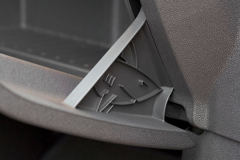Ein Klassiker der Ostereiersuche ist der Hai in verschiedenen Opel-Fahrzeugen, hier im Handschuhfach des Opel Corsa. (Bild: Opel)