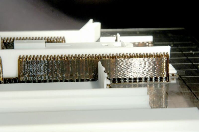Bild 4: Beim 3-D-Druck (FDM-Methode) wird der Prototyp (weiß) inklusive Stützmaterial (braun) mit Hilfe eines Kunststofffadens aufgebaut. (BOPLA)