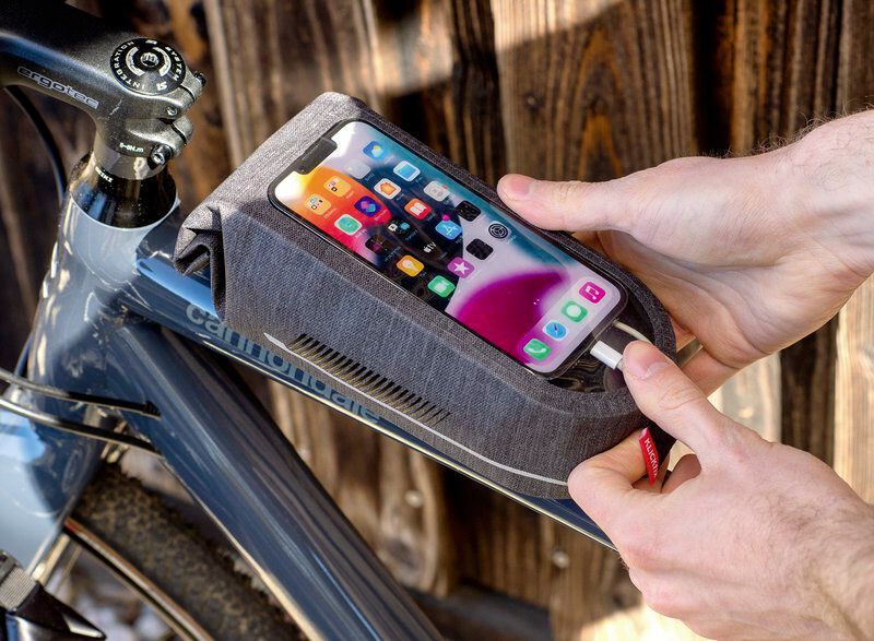 Auch neu bei Rixen und Kaul ist Framebag Phone Waterproof – eine wasserdichte Tasche mit Smartphonefach fürs Oberrohr. Dank der neuen Duo-Kupplung wird die Tasche mit einem Klick sicher befestigt und durch einen Zug am Gurtband schnell wieder abgenommen. Der flache Adapter sorgt für festen Sitz nah am Rahmen. Im geräumigen Hauptfach mit Rollverschluss finden Powerbank, Snacks oder Werkzeug Platz, während Smartphones bis 8,5 x 16,5 cm max. immer im Blick und bedienbar bleiben. (Bild: Rixen und Kaul GmbH)
