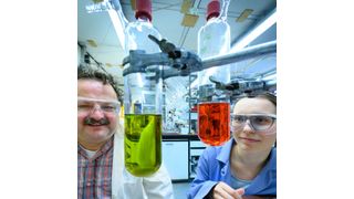 Prof. Dr. Andreas Gansäuer und Anastasia Panfilova bei der Epoxidhydrierung im Kekulé-Institut für Organische Chemie und Biochemie der Universität Bonn. (Volker Lannert/Uni Bonn)