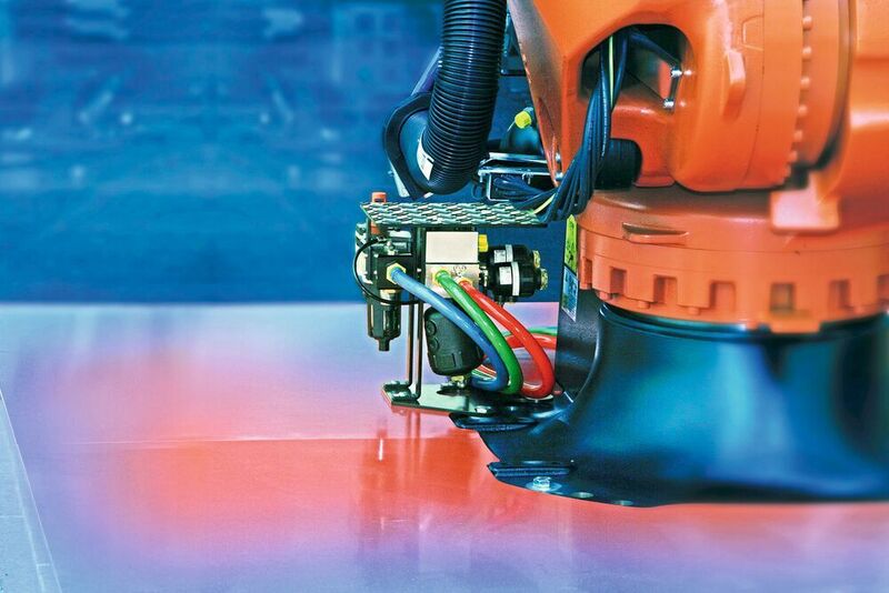 Bild 3: Beim Schweißen wird der Roboter nicht durch das Kühlsystem in seinem Arbeitsbereich eingeschränkt. (Kuka Deutschland)