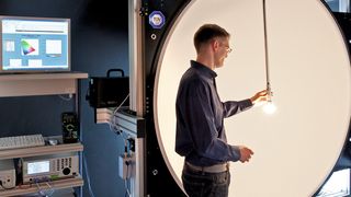 Messen in der Ulbricht-Kugel: Die in der Ulbricht-Kugel gestreute Strahlung ist nahezu ideal diffus, sie erfüllt das Lambertsche Gesetz (auch Lambert-Verteilung genannt). (TÜV SÜD)