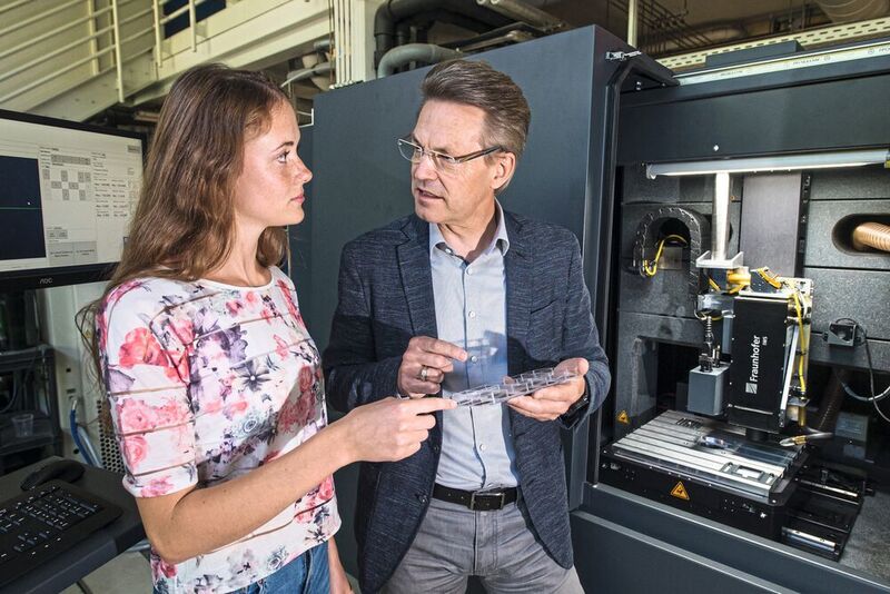 Professor Frank Mücklich bespricht laserstrukturierte Proben mit Masterstudentin Laura Ulrich. (© Oliver Dietze)