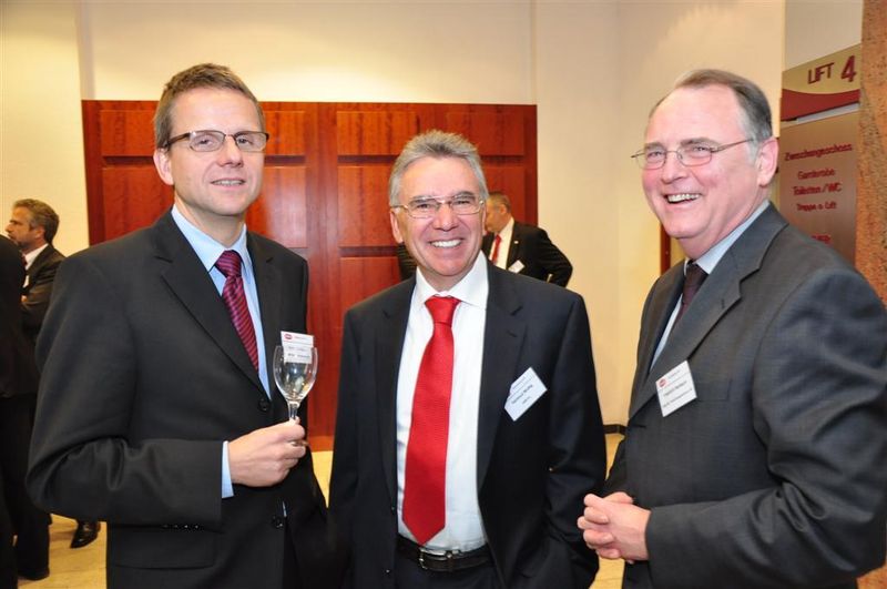 von links: Dr. Peter Terwiesch, Chief Technology Officer ABB, Hartmut Wuttig, Group Vice President ABB Process Automation, Dr. Friedrich Harbach, Electrical and Device Integration, ABB (Bilder: M.Henig/PROCESS) (Archiv: Vogel Business Media)
