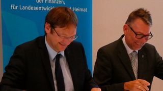 Der Bayerische Finanz- und Heimatstaatssekretär Dr. Hans Reichhart (l.) und der Thüringer Finanzstaats-sekretär und CIO Dr. Hartmut Schubert bei der Vertragsunterzeichnung (Bay. Finanzministerium)