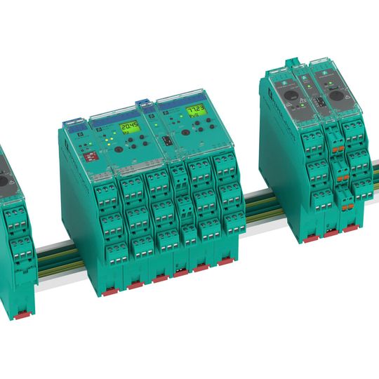 Trennbarrieren sichern  den Signaltransfer von und zum explosionsgefährdeten Bereich und trennen Signale für Signalschleifen.(Bild:  Pepperl+Fuchs SE)