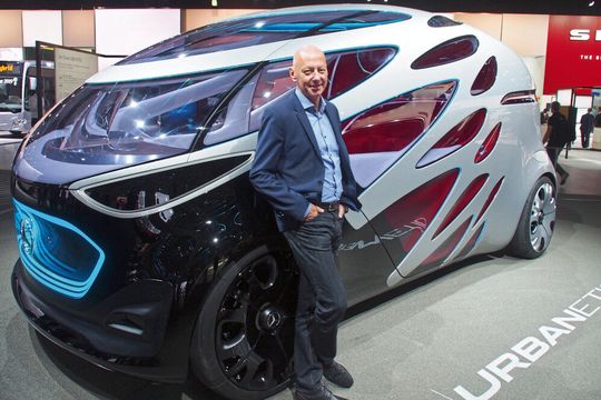 Jochen Dimter zufolge setzen Mercedes-Benz-Kunden auch bei Transportern auf vernetzte Technik.(Bild:  Richter)