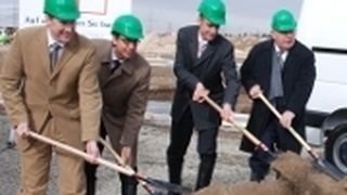 Packten beim Spatenstich mit an (v.l.): Frank Schöddert (Wirtschaftsförderung Stadt Frechen), Stefan Schall (Geschäftsführer Renault Trucks Deutschland), Bernd Schlipper (Verkaufsleiter Renault Trucks Köln), Willi Meier (Bürgermeister der Stadt Frechen). (Archiv: Vogel Business Media)