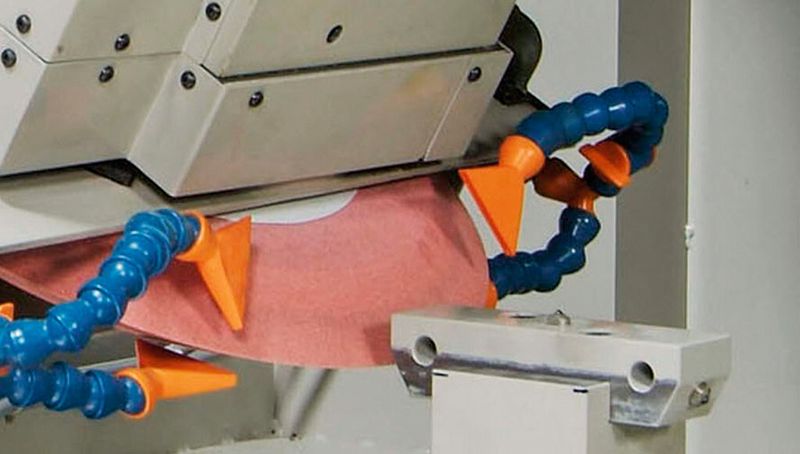 Die Okamoto-Doppelsäulen-Schleifmaschine aus der DCG-Serie mit schwenkbarem Vertikal-Schleifkopf. (Bild: Okamoto)