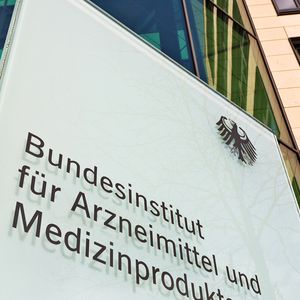 Das Bundesinstitut für Arzneimittel und Medizinprodukte, kurz BfArM, erfasst und bewertet die Risiken, die bei der Anwendung von Medizinprodukten auftreten und koordiniert die zu ergreifenden Maßnahmen. So hatte das Institut beispielsweise Frauen mit minderwertigen Brustimplantaten des Herstellers PIP geraten, diese explantieren zu lassen.