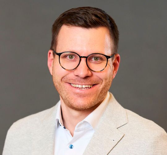 Philipp Mai, Vice President Engineering EMEA bei Arrow: «Regulatorische Rahmenbedingungen wie der EU Cyber Resilience Act verändern die Entwicklung und Wartung vernetzter Produkte grundlegend.»(Bild:  Stanislav Milata)