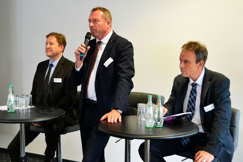 Gemeinsam mit Vertriebsleiter Jens Schulz (li.) und Serviceleiter Peter Beck (re.) stellte sich Rebstock den Fragen der anwesenden Mitsubishi-Händler. (Seyerlein/»kfz-betrieb«)