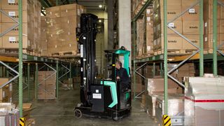 Für den Einsatz im Hochregallager setzt EDA auf Schubmaststapler: Hier ein Mitsubishi Sensia EM. (EDA)