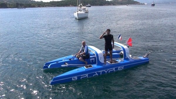 Das elektrisch betriebene Freizeit-Boot Platypus: Es verbindet die zwei Wassersportarten Bootfahren und Tauchen. (Platypus)