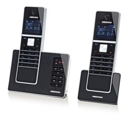 Red Dot Award 2015 - DECT Telefon-Set Life P63039 von Medion: Medion Life P63039 ist ein Tischtelefon in Twin-Ausführung mit DECT-Technologie. Die berührungsempfindlichen Touch-Tasten gewährleisten eine direkte und angenehme Bedienbarkeit. Durch seine Bluetooth-Funktion können mehrere Mobilteile bequem miteinander verbunden werden. Die Eco-Einstellung und der Anrufbeantworter runden die Ausstattung ab. Hochglänzende Oberflächen und eine elegante Linienführung unterstreichen den hochwertigen Anspruch. (Bild: Red Dot)