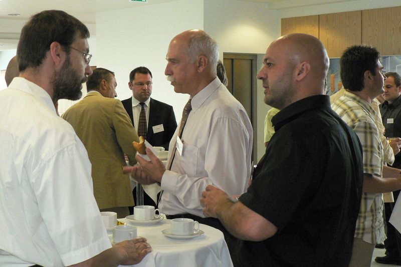 Dr. Wolfgang Brendel (mitte) von Infoteam diskutiert mit Teilnehmern (Archiv: Vogel Business Media)