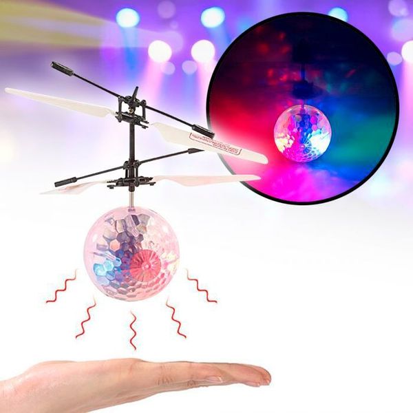 Der Hubschrauber-Ball mit bunter LED-Beleuchtung verspricht Partyspaß am Weihnachtsabend. Monsterzeug bietet die selbst fliegende Diskokugel für 19,95 Euro an. (www.monsterzeug.de)