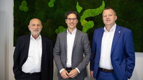 Generationswechsel bei Neumo: Wolf Ehrenberg (links) übergibt die Geschäftsführung an Dr. Marc Ehrenberg (Mitte); Matthias Dörr (rechts) ergänzt die Unternehmensleitung als weiterer Geschäftsführer. (Bild: Neumo)