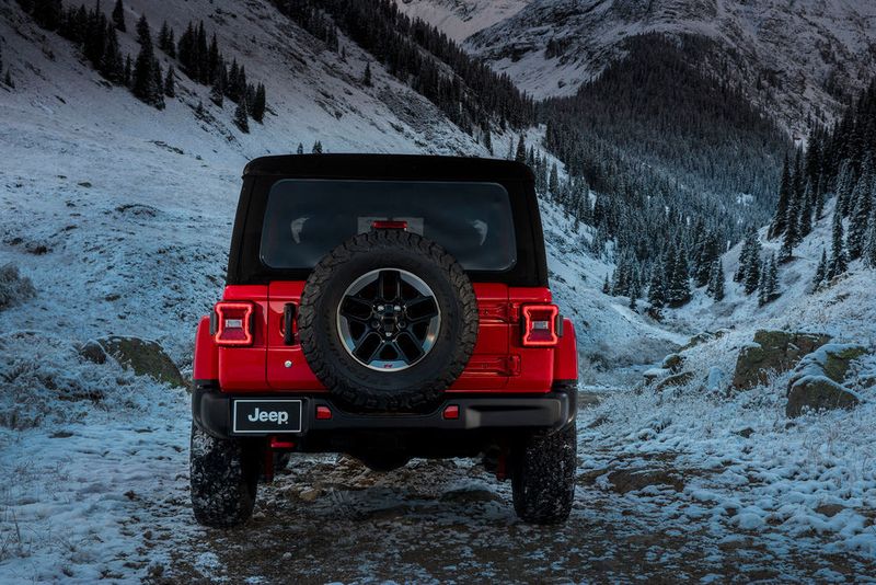 Der Jeep Wrangler, je nach Ausführung zwischen 46.500 und 56.000 Euro teuer, ist nach wie vor kein Auto für jedermann. (FCA)