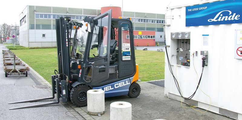 Bei der Brennstoffzellentechnik wird der Gabelstapler in wenigen Minuten mit Wasserstoff betankt. Lange Ladezeiten oder umständliche Batteriewechsel entfallen. (Archiv: Vogel Business Media)