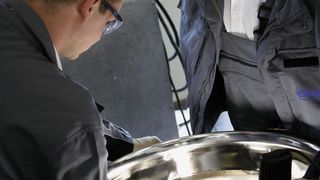 Oberflächentechniker bei der lokalen Sanierung eines Behälters durch Vor-Ort-Elektropolieren. (Henkel)