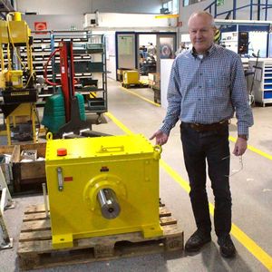 Ringspann-Konstrukteur Ralf Kisser mit dem neuen Gehäusefreilauf FH 30.000 R, dessen Leistungsparameter Nenndrehmoment und Drehmomentkapazität mit 40.675 Nm und 81.350 Nm international Maßstäbe setzen.