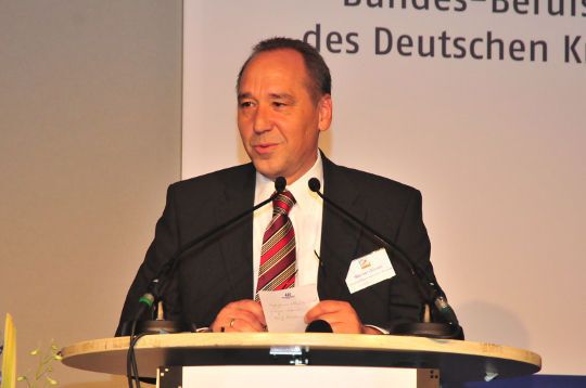 Werner Günzel vom Volkswagen Service Deutschland freute sich darüber, dass es gleich drei Volkswagen-Betriebe unter die besten Ausbildungsbetriebe Deutschlands geschafft haben. Für diese Autohäuser verdoppelte er die Siegprämie in Form eines Volkswagen-Bildungschecks. (Archiv: Vogel Business Media)