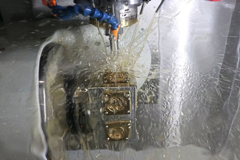 Wenn Kevin Riccius seine Kern Micro Vario vor dem Feierabend startet, macht er sich keinerlei Sorgen mehr: „Ich weiß einfach, dass mit dieser Maschine nichts passieren kann und am nächsten Tag alles passt.“  (Bild: Kern Mikrotechnik GmbH)